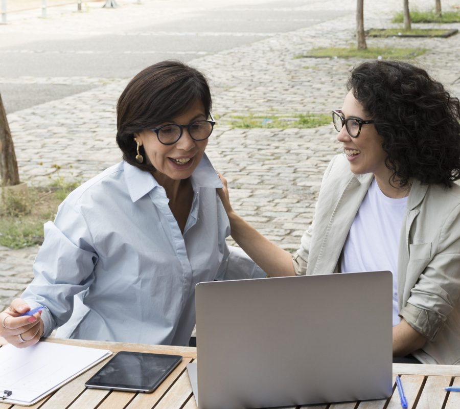 modern-women-working-outside